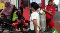 Emak-Emak Saat Isi Bensin Ini Bikin Geleng Kepala, Kocak (1cak)