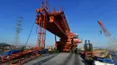 Suasana pembangunan jembatan lintas laut Teluk Meizhou di jalur kereta cepat Fuzhou-Xiamen, Provinsi Fujian, China, 2 Desember 2020. Jembatan tersebut menjadi jalur kereta cepat lintas laut pertama di China. (Xinhua/Wei Peiquan)