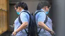Seorang wanita yang mengenakan masker memeriksa ponselnya di Kuala Lumpur, Malaysia, pada 10 Desember 2020. Menurut Kementerian Kesehatan pada Kamis (10/12), Malaysia melaporkan 2.234 kasus baru COVID-19 dalam lonjakan harian tertinggi sejak wabah itu merebak. (Xinhua/Chong Voon Chung)