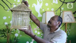 Perajin lampion hias, Nana Suryana (52), menyelesaikan pesanan konsumen di kawasan Benda, Kota Tangerang. Selasa (9/3/2021). Hasil karya tersebut semuanya menggunakan limbah yang didapat dari daerah sekitar lingkungan kampungnya. (Liputan6.com/Angga Yuniar)