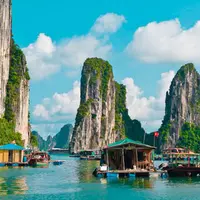 Melampaui Halong Bay, pesona gunung karst tetap bisa dinikmati.