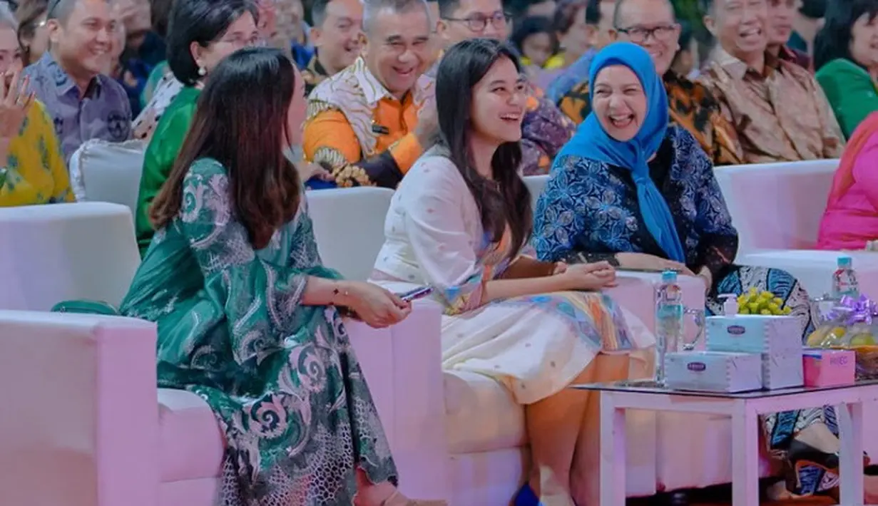 Dari sisi samping, putri Presiden Jokowi ini juga terlihat begitu trus dengan makeup flawlessnya. Rambut panjang yang terurai pun membingkai wajahnya.  [@ayanggkahiyang]
