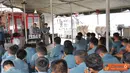 Citizen6, Jakarta: Prajurit KRI Kolinlamil mendapatkan pencerahan hukum dari Mayor Laut (KH) Teguh Sudianto, di Dermaga Mako Kolinlamil, Tanjung Priok, Jakarta, Kamis, (12/7). (Pengirim: Kadispen Kolinlamil).