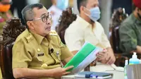Gubernur Riau Syamsuar dalam rapat penanganan percepatan Covid-19. (Liputan6.com/Istimewa)