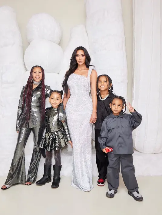 Foto keluarga Kim Kardashian bersama North, Chicago, Saint & Psalm di pesta Natal
[kimkardashian]