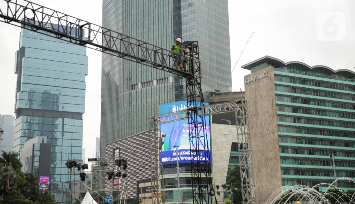 Pekerja menyelesaikan pembuatan panggung untuk acara malam tahun baru di sekitar kawasan Bundaran HI, Jakarta, Rabu (25/12/2019). Merayakan pergantian tahun, Pemprov DKI Jakarta menggelar sejumlah acara di sejumlah titik sepanjang Jalan Sudirman-MH Thamrin. (Liputan6.com/Faizal Fanani)