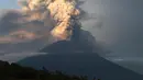 Pemandangan Gunung Agung yang mengeluarkan asap dan abu di Karangasem, Bali, Selasa, (28/11). Erupsi Gunung Agung yang masih terjadi menyebabkan Bandara Ngurah Rai ditutup. (AP Photo/Firdia Lisnawati)