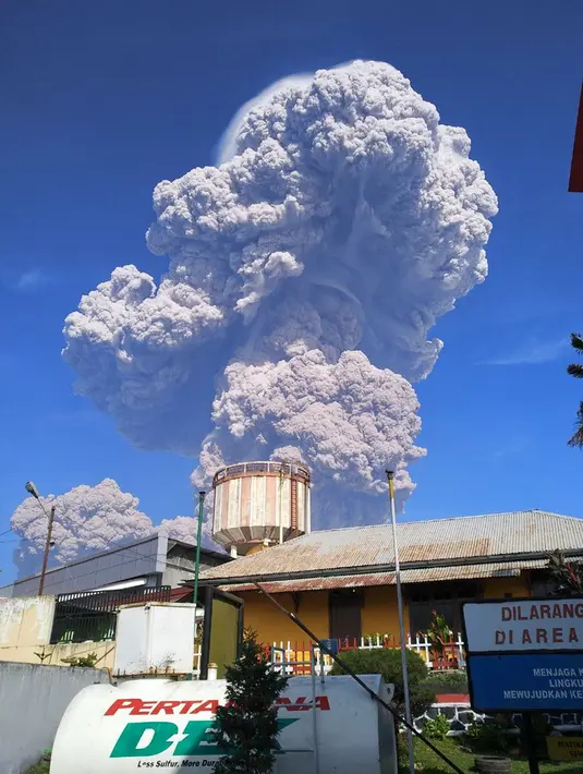 Gumpalan abu tebal memebumbung tinggi akibat letusan Gunung Sinabung di Kabupaten Karo, Sumatera Utara, Senin (19/2) pagi. Akibat letusan itu, status  Volcano Observatory Notice for Aviation (VONA) Gunung Sinabung meningkat jadi RED. (twitter/@@Sutopo_PN)