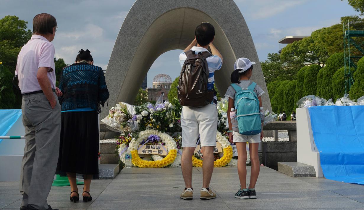 Seorang wanita berdoa untuk korban bom atom di Peace Memorial Park di Hiroshima, Jepang (5/8). Dalam sejarahnya, pengeboman Hiroshima menewaskan sekitar 140 ribu orang saat itu dan akibat kebakaran radiasi tidak lama setelahnya. (AP Photo/Mari Yamaguchi)