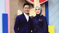Arie Untung bersama Fenita Arie pose bareng dengan pakaian serasi berwarna biru usai mengisi acara di salah satu stasiun televisi. (Instagram/fenitarie)