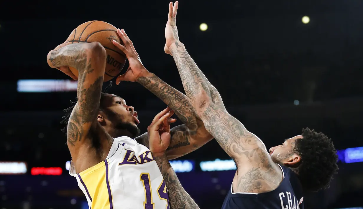 Pemain Lakers,  Brandon Ingram (kiri) mencoba memasukan bola saat diadang pemain Denver Nuggets, Wilson Chandler pada laga NBA basketball game di Staples Center, Los Angeles, (19/11/2017). Lakers menang 127-109. (AP/Ringo H.W. Chiu)