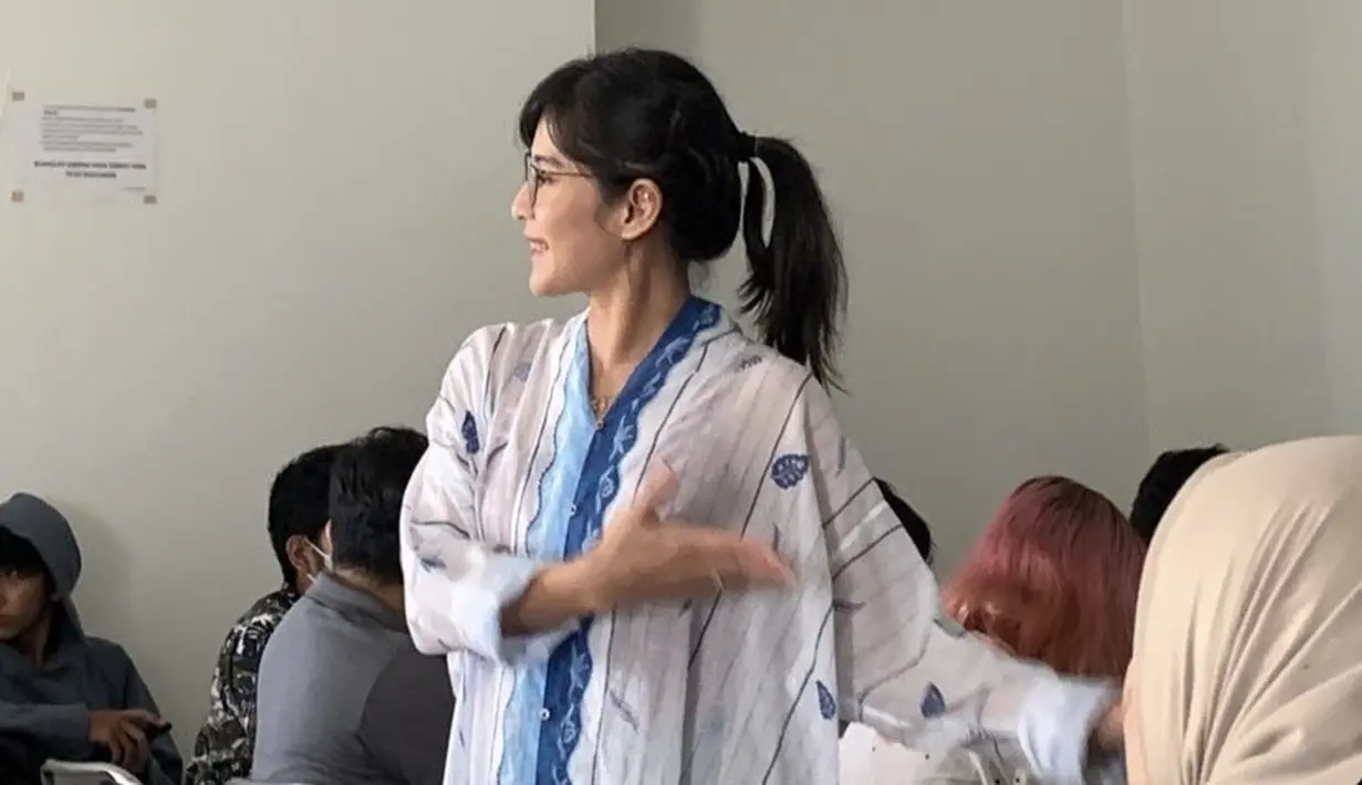 Rambut hitam Dian pun diikat kebelakang dengan poni sampingnya. Credit: @faiqkenzie2