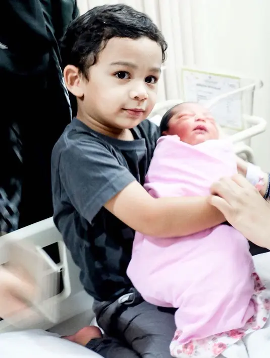 Ini adalah momen saat anak pertama Teuku Wisnu dan Shireen Sungkar, Adam menggendong Cut Shafiyyah. (Foto: instagram.com/zaskiasungkar15)
