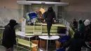 Pendukung rapper Pablo Hasel membuat barikade di dalam Universitas Lleida, Spanyol, Senin (15/2/2021). Pablo Hasel bersama sekitar 20 pendukungnya menggunakan rantai dengan gembok untuk menutup pintu masuk utama ke salah satu gedung Universitas Lleida. (AP Photo/Joan Mateu)