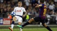 Bek Tottenham Hotspur, Kieran Trippier, berusaha melewati bek Barcelona, Jordi Alba, pada laga Liga Champions di Stadion Wembley, Rabu (3/10/2018).  Barcelona menang 4-2 atas Tottenham Hotspur. (AP/Kirsty Wigglesworth)