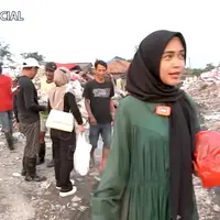 Youtuber dan pemeran Ria Ricis salah satu artis yang kerap bagi-bagi rezeki. Belum lama ini, Ricis menyambangi Tempat Pengelolaan Sampah Terpadu Bantar Gebang (TPST). Berikut potretnya. [Youtube/Ricis Official]
