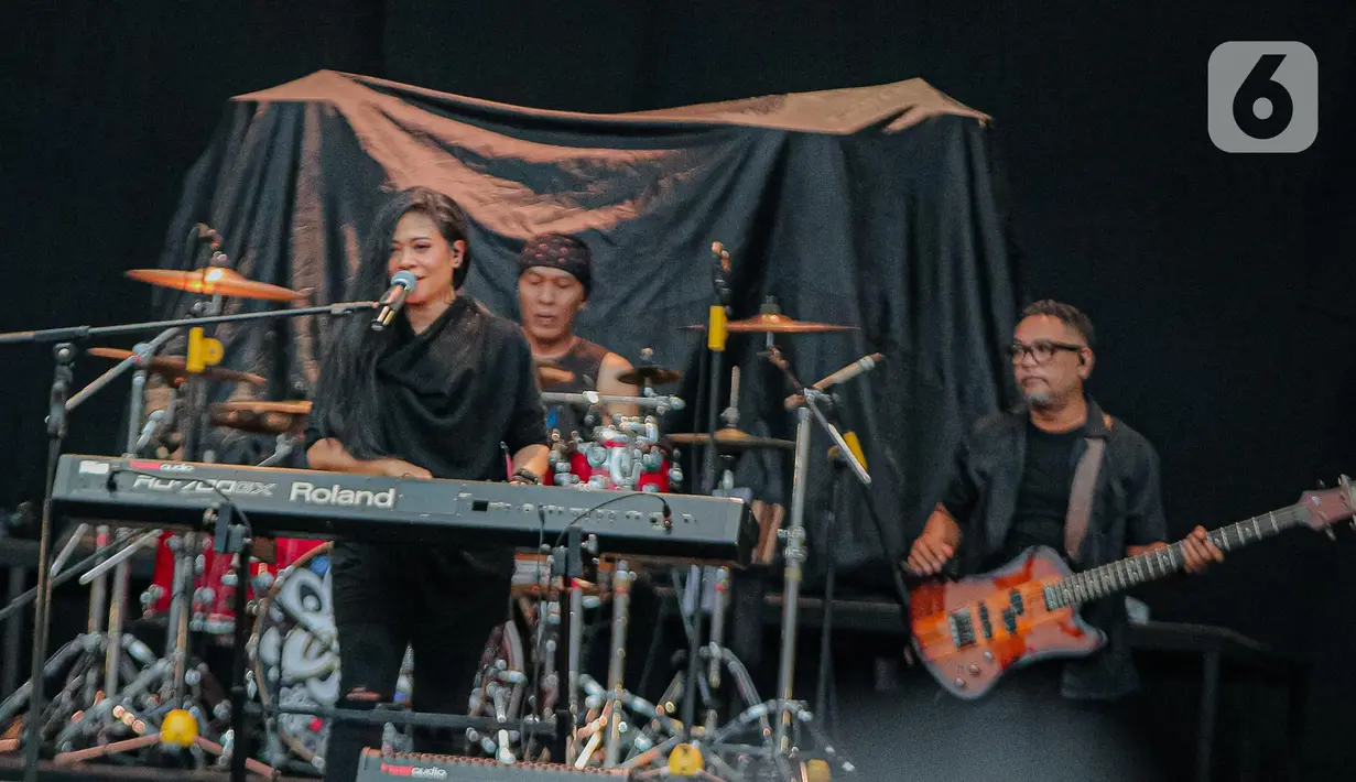 Aksi Band Cokelat saat tampil sebagai band pembukaa dalam konser Sheila on 7 yang bertajuk 'Tunggu Aku di Jakarta' di kawasan JIExpo Kemayoran, Jakarta Pusat, Sabtu, (28/1/2023). Dalam penampilannya Cokelat mereka membawakan sejumlah lgu hits di antaranya Karma, dan Bendera. (Liputan6.com/Faizal Fanani)