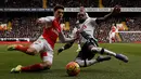 Pemain Arsenal, Hector Bellerin (kiri), berebut bola dengan pemain Tottenham Hotspur, Danny Rose, dalam laga Liga Inggris di Stadion White Hart Line, London, Inggris, Sabtu (5/3/2016). (AFP/Adrian Dennis)