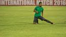 Penyerang sayap timnas Indonesia, Zulham Zamrun, melakukan pemanasan saat akan latihan jelang laga ujicoba melawan Malaysia. (Bola.com/Vitalis Yogi Trisna)