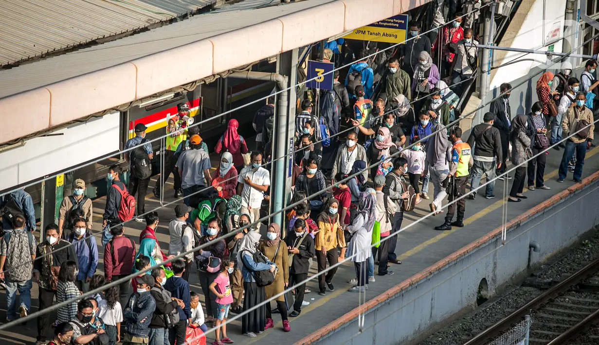 Penumpang menunggu KRL di Stasiun Tanah Abang, Jakarta Pusat, Kamis (4/2/2021) sore. Menurut keterangan petugas, antrean panjang tersebut hampir terjadi setiap harinya saat bulan Ramadhan. (Liputan6.com/Faizal Fanani)