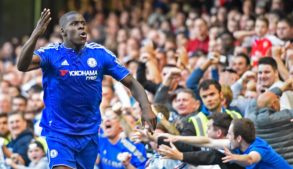 Pemain Chelsea, Kurt Zouma merayakan golnya ke gawang Arsenal di Stamford Bridge, Sabtu (19/9/2015). Chelsea keluar sebagai pemenang dengan skor 2-0. (Reuters/John Sibley)