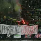 Pendukung Persebaya Surabaya melancarkan protes pada Blessing Game melawan Sarawak FA di Gelora Bung Tomo, Minggu (18/3/2018). (Liputan6.com/Dimas Angga P)