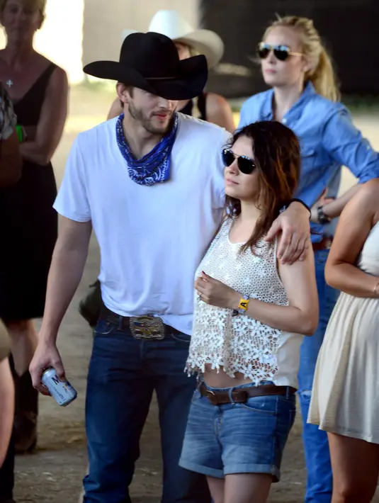 Menjalin hubungan selama dua tahun, keduanya bertunangan di tahun 2014 dan di tahun yang sama, tepatnya di bulan Oktober Mila melahirkan anak pertamanya, Wyatt Isabelle, sedangkan pernikahan mereka berlangsung di bulan Juli, 2015. (AFP/Bintang.com)