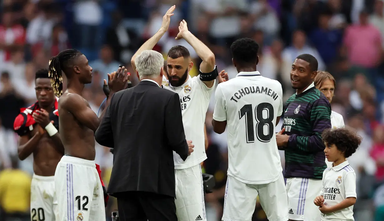 Pelatih Real Madrid, Carlo Ancelotti berbincang dengan Karim Benzema (tengah) setelah pertandingan terakhirnya bersama Real Madrid melawan Athletic Bilbao di Santiago Bernabeu, Minggu (4/6/2023) malam WIB. Benzema bergabung Madrid di usia 21 tahun pada musim 2009/2010 dan langsung menjadi andalan di lini depan Los Blancos. (AFP/Pierre-Philippe Marcou)