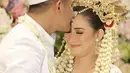 Akad nikah Puadi Redi (30) dan Ryana Dea (26) berlangsung di Mandira Room, Sasana Kriya, Taman Mini Indonesia Indah, Jakarta Timur, Minggu (16/10/2016). (Galih W. Satria/Bintang.com)