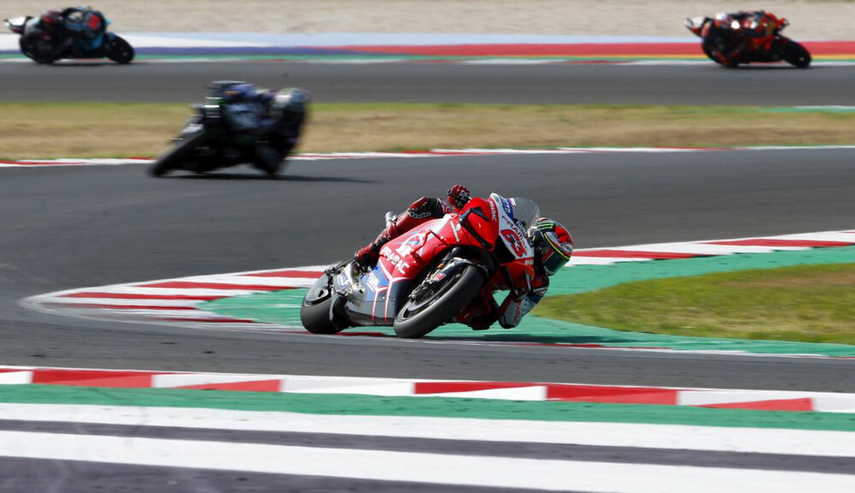 Pembalap Pramac Racing, Francesco Bagnaia, saat memimpin balapan MotoGP Emilia Romagna di Sirkuit Misano, Italia, Minggu (20/9/2020). Bagnaia yang sempat memimpin balapan gagal menjadi juara setelah terjatuh pada lap ke-21. (AP/Antonio Calanni)