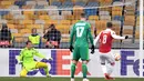 Eksekusi tendangan penalti Aaron Ramsey melahirkan gol kedua untuk Arsenal pada laga lanjutan Grup E Liga Europa yang berlangsung stadion NSK Olimpiyskiy, Kyiv, Jumat (30/11). Arsenal menang atas Vorskla 3-0. (AFP/Sergei Supinsky)