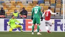 Eksekusi tendangan penalti Aaron Ramsey melahirkan gol kedua untuk Arsenal pada laga lanjutan Grup E Liga Europa yang berlangsung stadion NSK Olimpiyskiy, Kyiv, Jumat (30/11). Arsenal menang atas Vorskla 3-0. (AFP/Sergei Supinsky)
