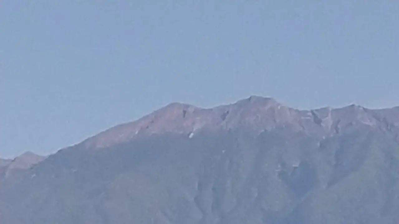 Ada kepulan asap yang terpantau dari kawasan puncak Gunung Raung, Rabu (19/8/2026) pagi, di mana mengindikasikan adanya adanya vegetasi yang terbakar.