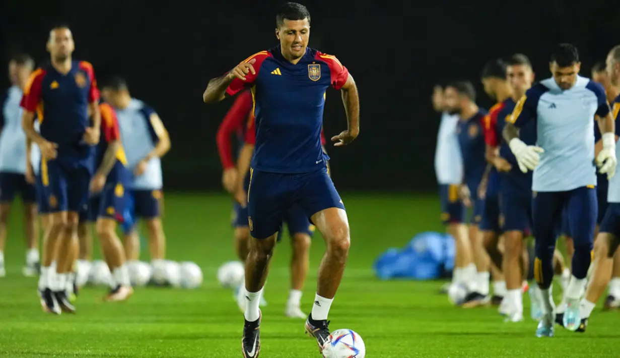 <p>Rodri berlatih saat sesi latihan di Universitas Qatar, Doha, Qatar, Senin (5/12/2022). La Furia Roja akan berusaha lebih keras pada pertandingan melawan juara Grup F Piala Dunia 2022. (AP Photo/Julio Cortez)</p>