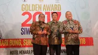 Gubernur Jawa Barat Ahmad Heryawan dan Gubernur Sumsel Alex Noerdin berfoto bersama Menpora Imam Nahrawi (tengah) dalam acara Golden Award SIWO PWI 2017 di Hotel Peninsula, Jumat (28/4/2017) malam. (Dok. Kemenpora)