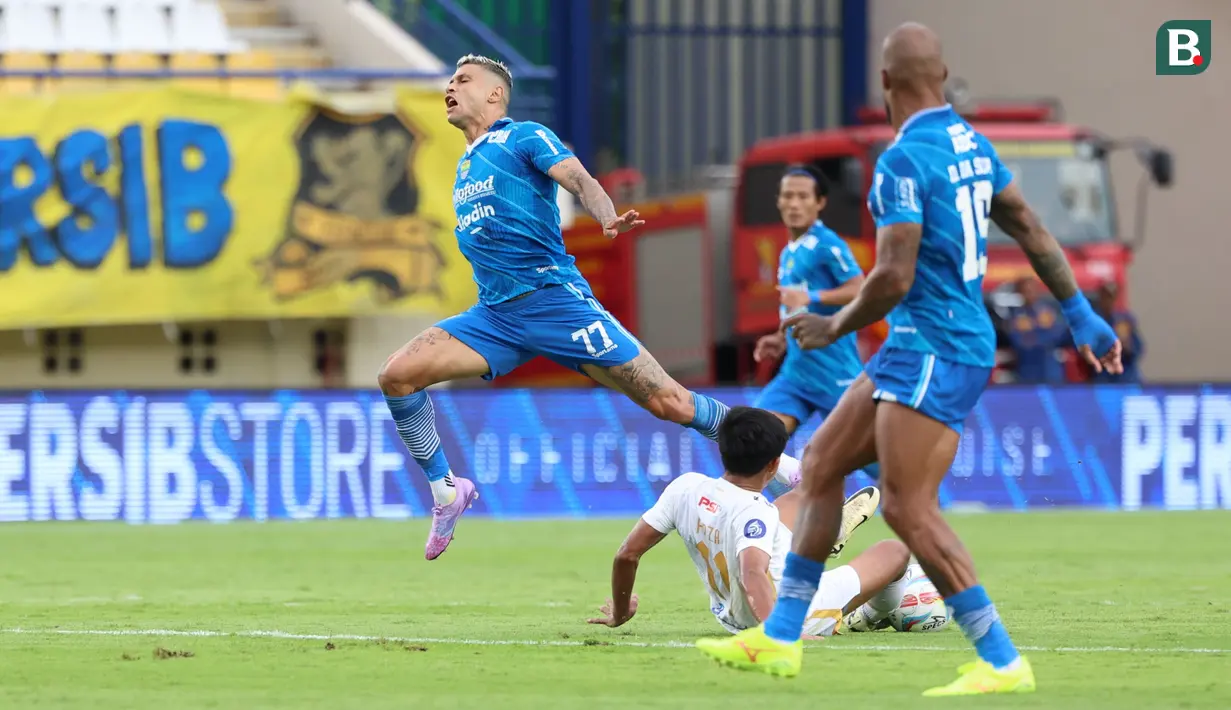 Pemain Persib Bandung, Ciro Alves, terjatuh saat berusaha melewati pemain Persija Jakarta pada laga pekan ke-28 Liga 1 2023/2024 di Stadion Si Jalak Harupat, Bandung, Sabtu (9/3/2024). (Bola.com/M Iqbal Ichsan)