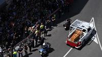Orang-orang berkumpul di sepanjang jalan menyaksikan iring-iringan kendaraan yang membawa jenazah mendiang Paus Fransiskus dari Basilika Santo Petrus ke Basilika Santa Maria Maggiore dalam upacara pemakaman di Roma pada 26 April 2025. (Piero CRUCIATTI/AFP)