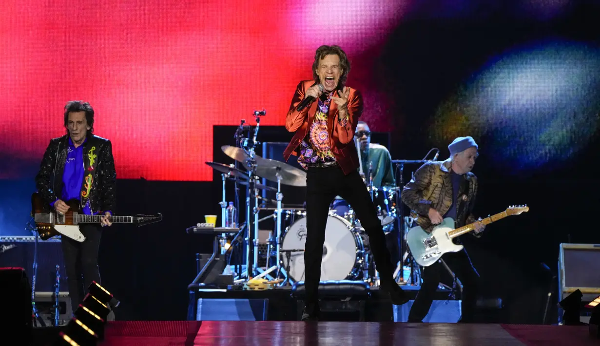 Personel grup band The Rolling Stones Mick Jagger (tengah), Ronnie Wood (kiri), dan Keith Richards (kanan) tampil pada tur Sixty Stones Europe 2022 di Stadion Wanda Metropolitano, Madrid, Spanyol, 1 Juni 2022. (AP Photo/Manu Fernandez)