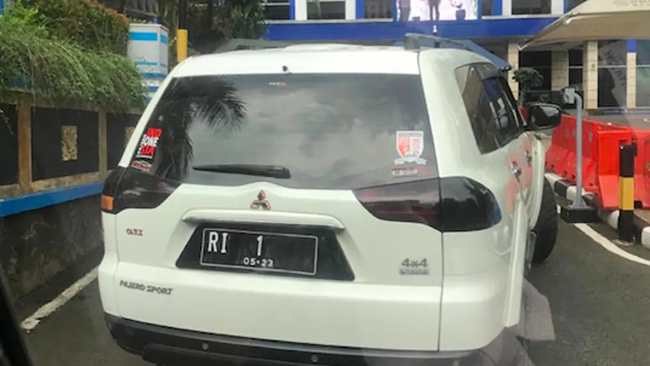 Polisi amankan mobil berpelat RI-1 saat akan masuk area Mabes Polri. (Istimewa)