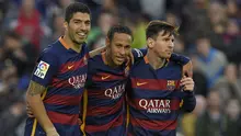 Trio Suarez (kiri), Neymar (tengah), dan Messi (kanan) merupakan trisula yang paling dikenal pada sepak bola modern kala ini. Trio penyerang itu mampu mencetak 364 gol dari 450 pertandingan di setiap kompetisi dan membantu Barcelona meraih Trable Winner tahun 2014/2015. (Foto: AFP/Lluis Gene)