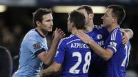 Mantan gelandang Chelsea, Frank Lampard (kiri), saat bertemu eks rekan-rekannya pada 31 Januari 2015. (AFP/Ian Kington)
