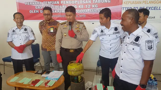 Polda Sulsel  mencontohkan cara mengoplos tabung Elpiji (Liputan6.com/Fauzan)