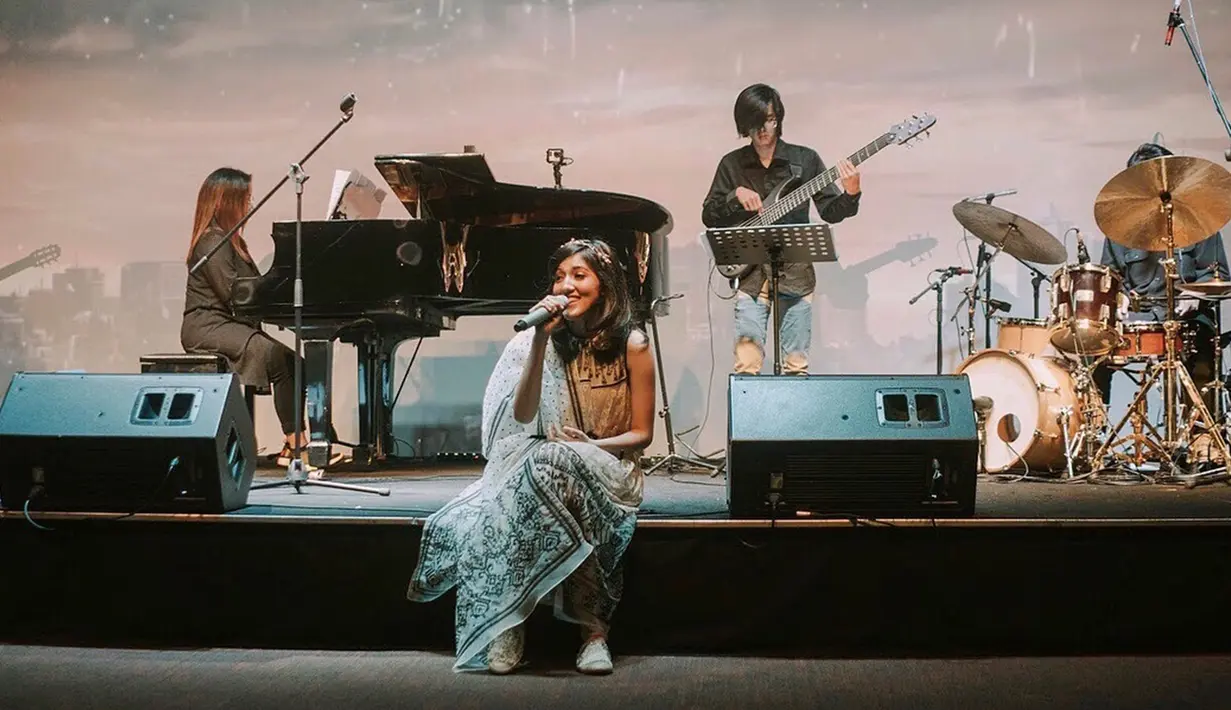Tak hanya duduk saat bermain piano di atas panggung, dirinya kerap melakukan gaya apa saja ketika di atas panggung seperti nyanyi sambil duduk ini. (Liputan6.com/IG/@ifyalyssa)