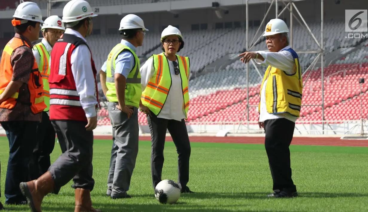 Menteri Keuangan Sri Mulyani bersama Menteri PUPR Basuki Hadimuljono meninjau Stadion Utama Gelora Bung Karno di Senayan, Jakarta, Kamis (23/11). Sri Mulyani dan Menteri Basuki mengunjungi sejumlah venue Asian Games 2018. (Liputan6.com/Angga Yuniar)