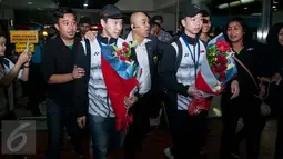 Kevin Sanjaya Sukamuljo dan Marcus Fernaldi Gideon saat tiba di Bandara Internasional Soekarno Hatta, Tangerang, Banten, Selasa (14/3). Kevin dan Marcus adalah juara ganda putra All England 2017. (Liputan6.com/Gempur M Surya)