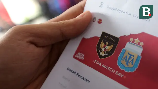 Foto: Hari Pertama Penukaran Tiket Laga FIFA Matchday Timnas Indonesia Vs Argentina Mulai Dipadati Calon Penonton