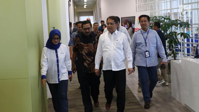 Menteri Komunikasi dam Informatika RI, Rudiantara (tengah) tiba menghadiri acara Uji Coba Teknologi 5G dan Fiberisasi Jaringan di Jakarta, Rabu (21/8/2019). Dalam uji coba XL memamerkan telekomunikasi virtual via hologram dengan memanfaatkan jaringan generasi kelima. (Liputan6.com/Angga Yuniar)