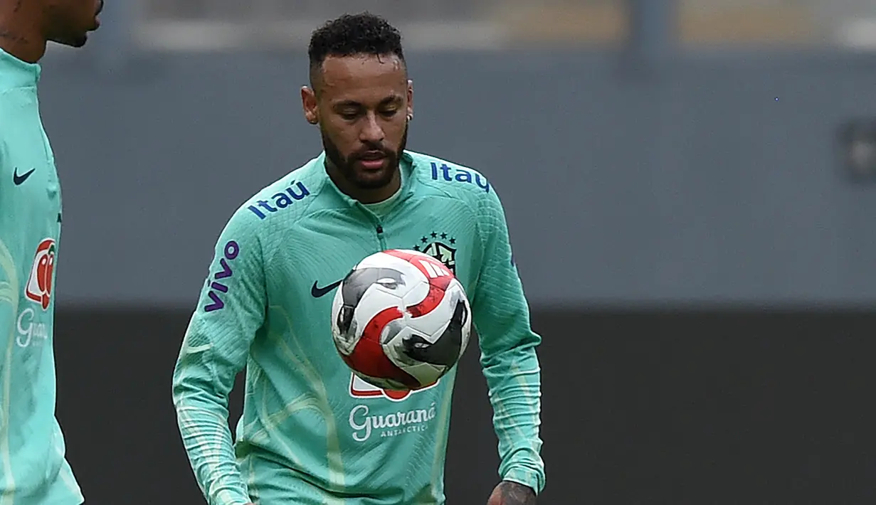 Pemain depan Brasil Neymar mengamati bola selama sesi latihan  menjelang Kualifikasi Piala Dunia 2026 zona CONMEBOL, di Lima, Senin (11/9/2023). (Cris BOURONCLE / AFP)