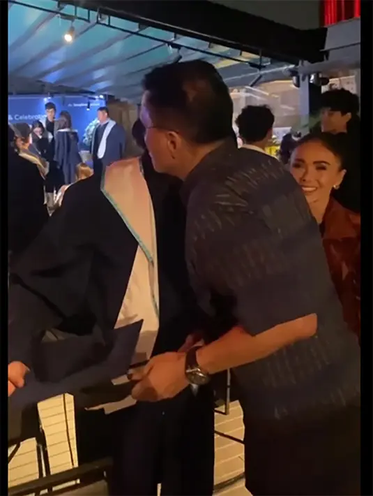 Kekompakan Yuni dengan mantan suaminya mendapat banyak pujian dari warganet. Meski sudah punya kehidupan masing-masing, keduanya masih terlihat harmonis. [Instagram/yunishara36]