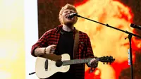 Ekspresi penyanyi Ed Sheeran saat menghibur penonton di Festival Glastonbury di Worthy Farm, di Somerset, Inggris (25/6). Festival akbar tersebut digelar pada 21 sampai 25 Juni 2016. (Photo by Grant Pollard/Invision/AP)